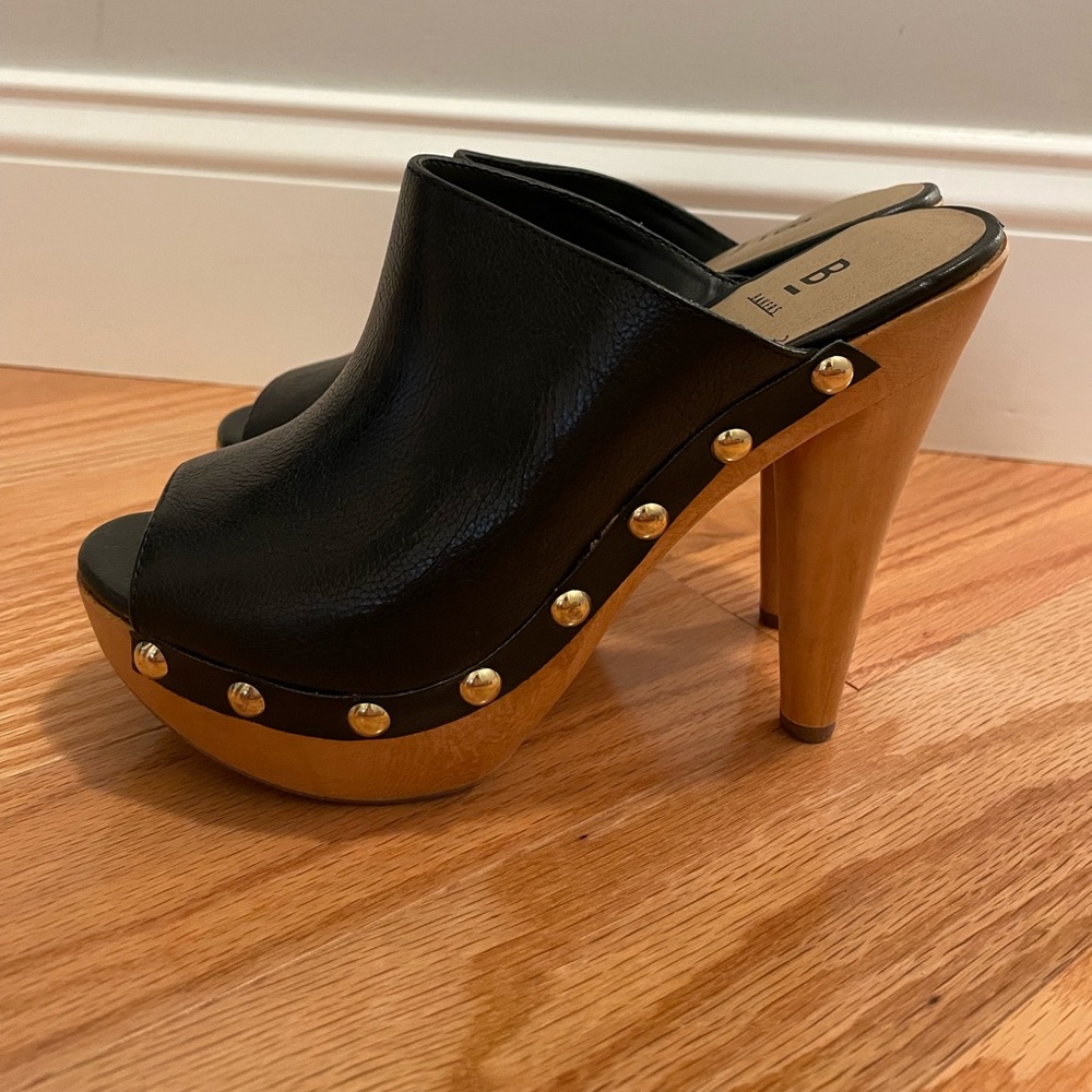 Bakers size 6 Clogs! Excellent condition!!